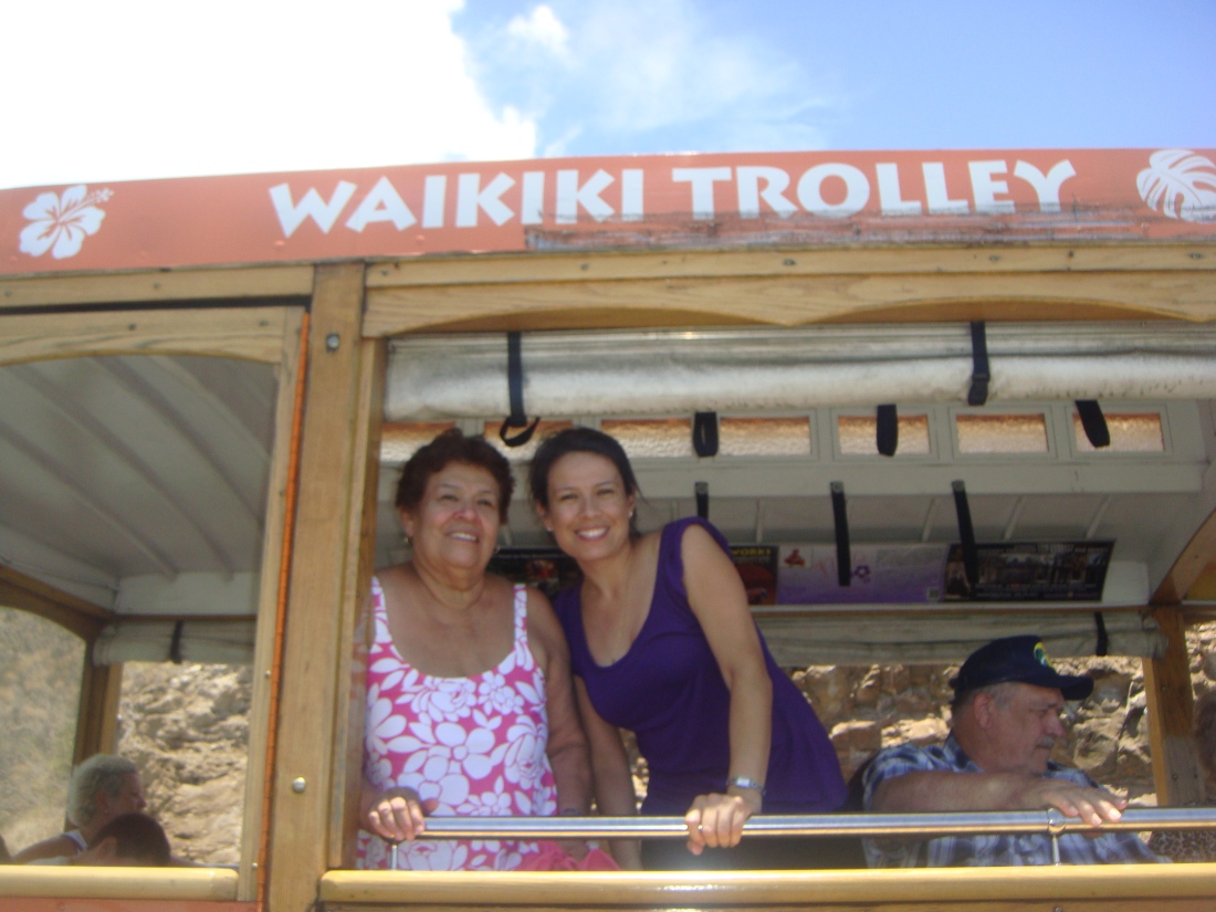 This is my mom and I in beautiful Hawaii in 2009. Mi mamá y yo en Hawaii en 2009. 